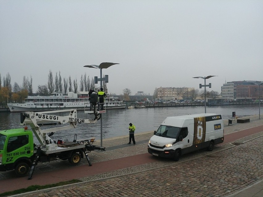 Setki świątecznych ozdób rozświetlą Szczecin! Już je montują