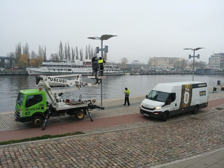 Setki świątecznych ozdób rozświetlą Szczecin! Już je montują