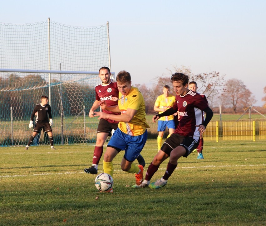 Piłkarze Orła Miedary (żółte koszulki) mają szansę historycznego awansu do IV ligi