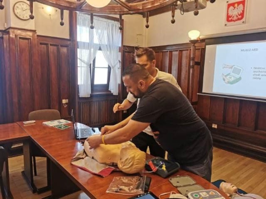 W ratuszu pojawił się defibrylator AED.  Ratownicy szkolą urzędników z zakresu udzielania pierwszej pomocy