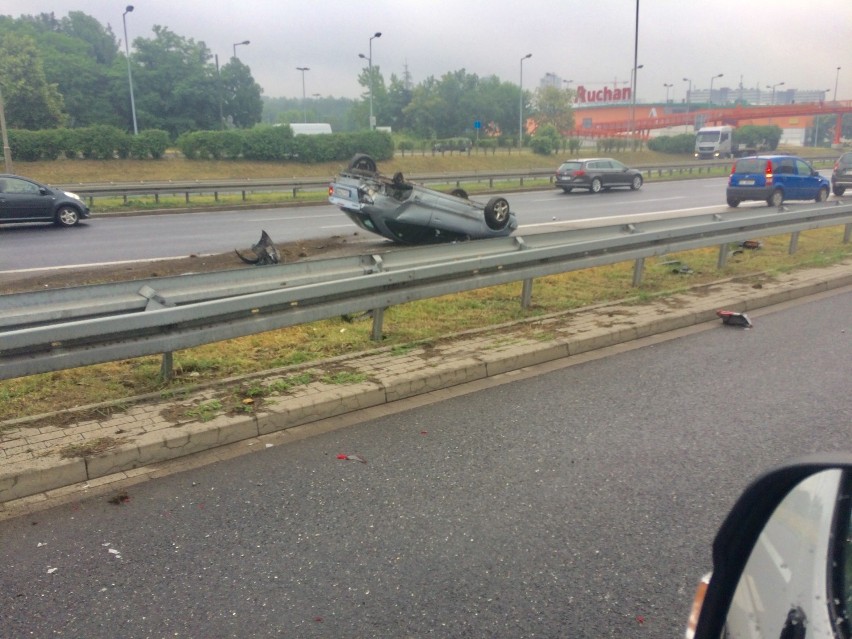 Wypadek na DTŚ w Katowicach. Dachował samochód w pobliżu firmy Yamazaki Mazak [ZDJĘCIA]