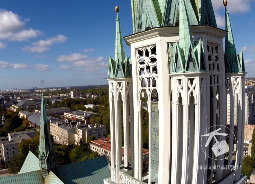 Latający Kamerzysta pokazuje Łódź z perspektywy drona.