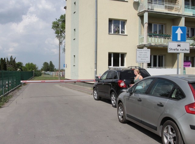 Szlaban na Sadkowie został ustawiony na zlecenie wspólnoty mieszkaniowej. Odciął dojazd między innymi do przedszkola.