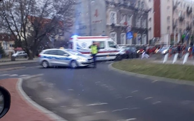 Do potrącenia kobiety doszło w czwartek, 21 lutego, na przejściu dla pieszych na ul. Reja tuż przy ul. Wojska Polskiego. Na miejscu jest policja.

Potrącona kobieta została przewieziona karetka pogotowia ratunkowego do szpitala. Policjanci wyjaśniają okoliczności potrącenia.

WIDEO: Pracuj u nas!
