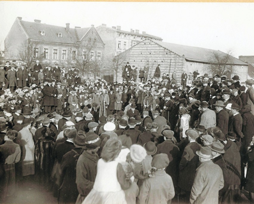 2 września 1926 r. na placu przy ul. Szymborskiej święcono...