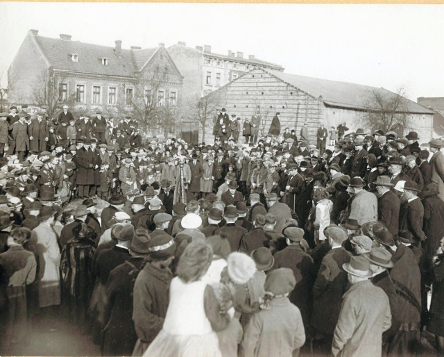 2 września 1926 r. na placu przy ul. Szymborskiej święcono kamień węgielny pod budowę Sokolni. W przyszłości będzie ona miejscem wielu wydarzeń sportowych, w tym walk bokserskich…