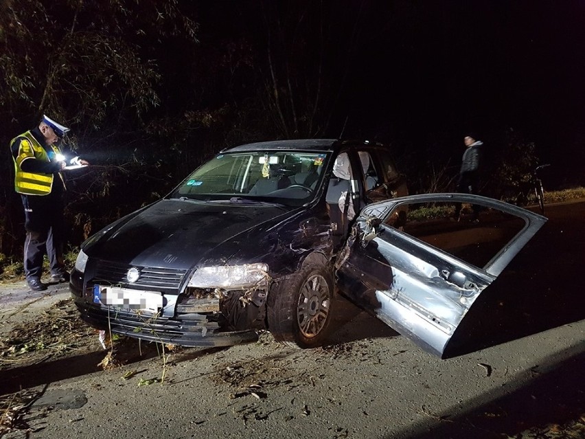 Samochód wypadł z drogi, a kierowca skończył podróż w szpitalu