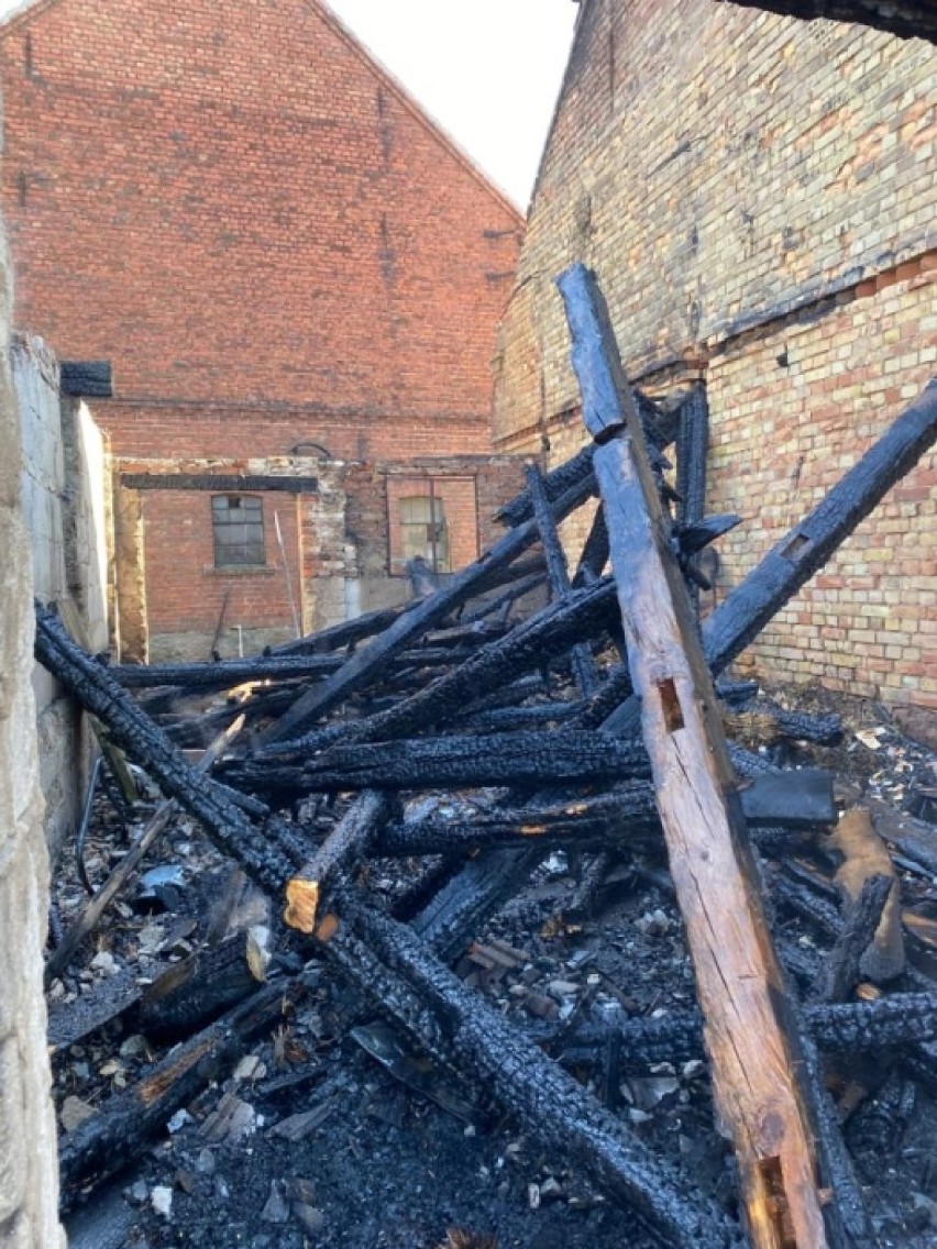 Pożar w Radoszynie. Spłonął budynek gospodarczy i samochód. Strażacy uratowali przed pożogą sąsiadujące budynki