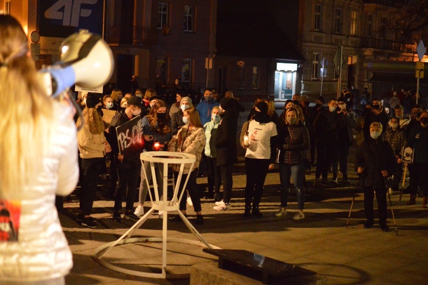 Rawicz. Tłumy na proteście kobiet w Rawiczu. Demonstrujący przeszli ulicami miasta i plantami Jana Pawła II [ZDJĘCIA]