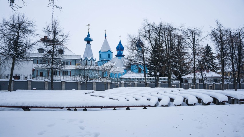 Bielsk Podlaski jak z bajki. Miasto w zimowej scenerii. Zima rozpieszcza miłośników białego puchu [ZDJĘCIA]