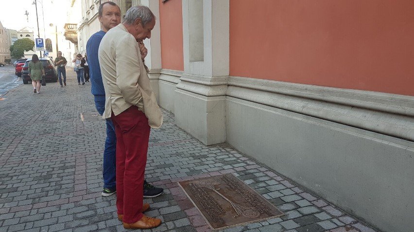 W Kaliszu odsłonięto tablicę upamiętniającą pierwsze...