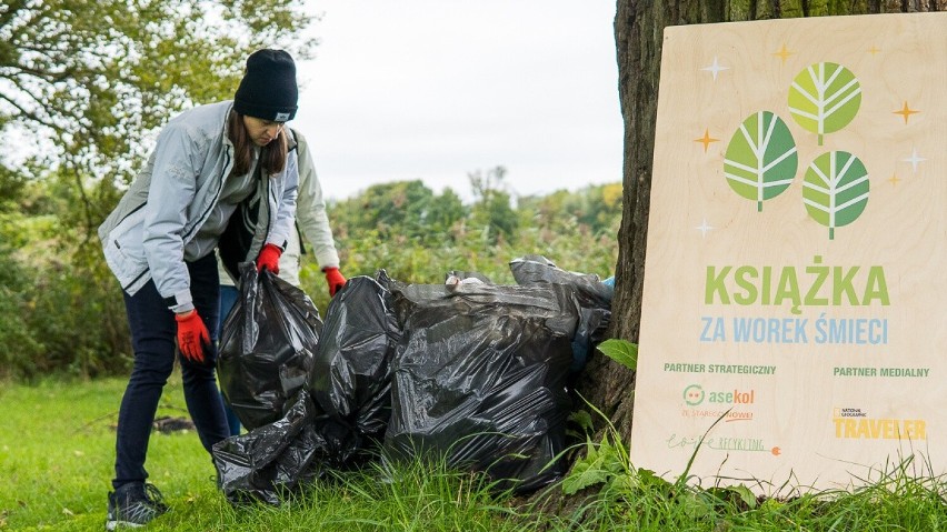 Tak było na akcji „Książka za worek śmieci” w Opolu w...