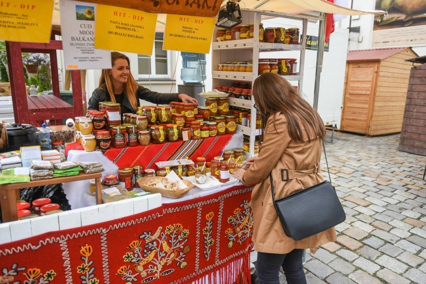 Na Starym Rynku stanie blisko 100 drewnianych domków i...