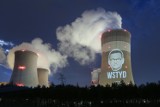 Greenpeace wyświetlił twarz premiera Morawieckiego na kominie Elektrowni [ZDJĘCIA]