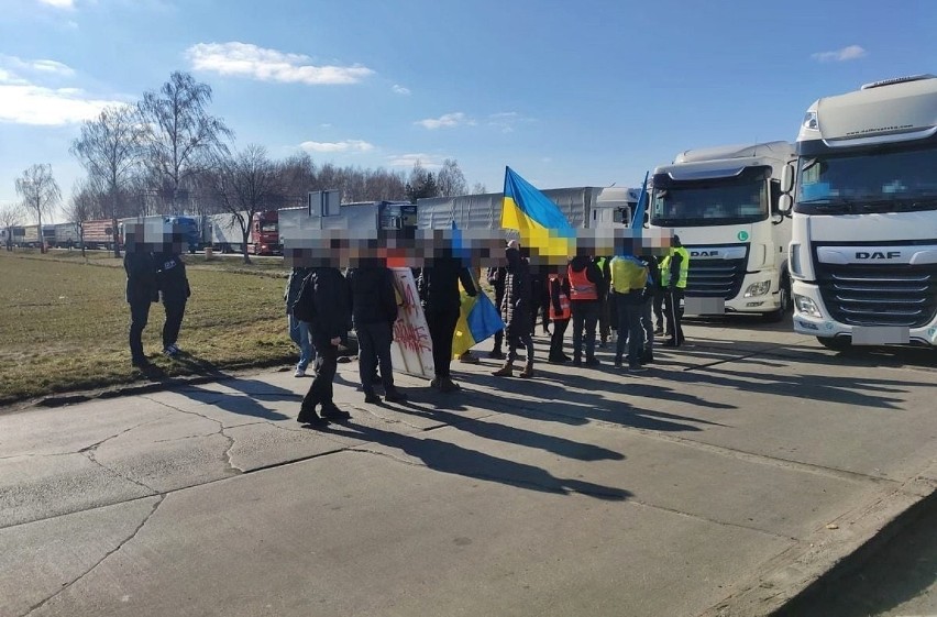 Lubelskie. Brak dojazdu do przejścia granicznego w Koroszczynie. Drogę blokują protestujący aktywiści