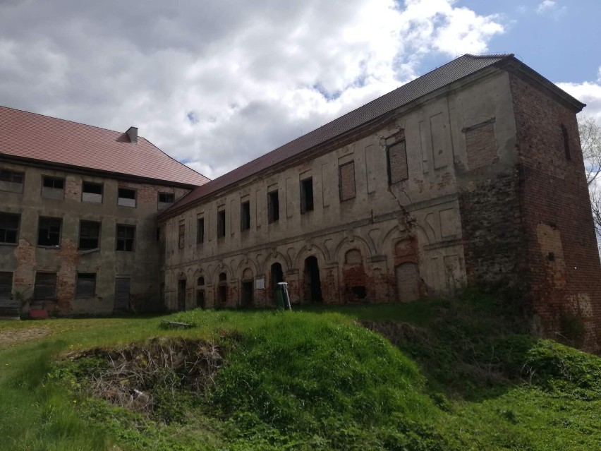 URBEX. Bunkry Zachodniopomorskie: tak niszczeje zabytkowy, XIV-wieczny zamek Joannitów w Swobnicy (gmina Banie, powiat gryfiński). ZDJĘCIA