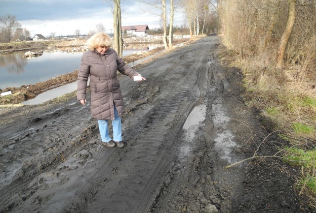 - Tak wygląda droga po wyrównaniu nawierzchni - mówi Gabriela Wawrzyniak. - Niewiele to pomaga.