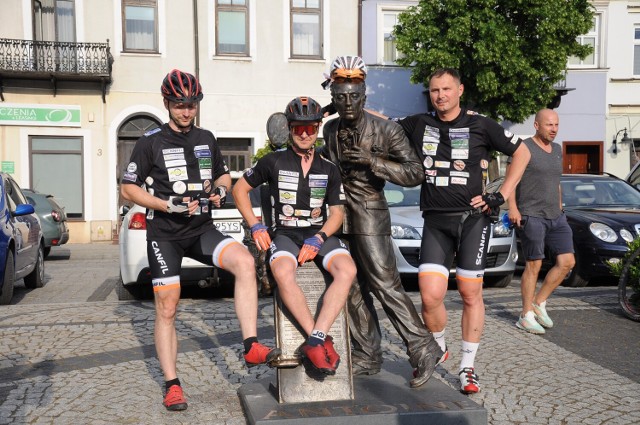 Jadą rowerami z Sieradza na Hel, aby pomóc trzem chłopcom w leczeniu