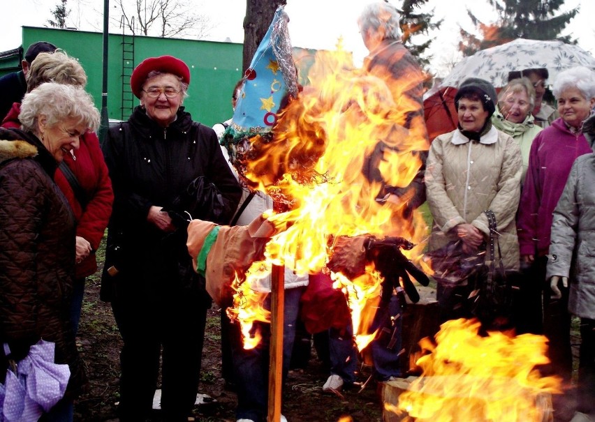 Goście przywieźli piękną „Marzannę” symbol odchodzącej zimy...