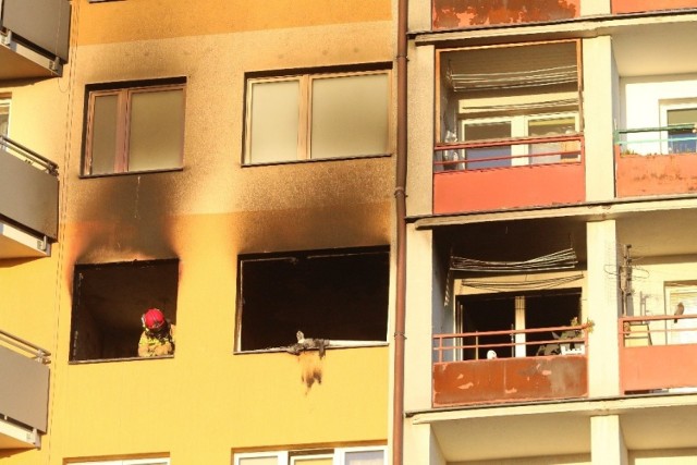 Mieszkanie na 5 pietrze uległo całkowitemu spaleniu. Wypadły wszystkie szyby z okien