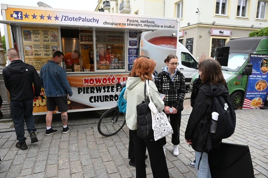 Food Trucki opanowały centrum Kielc! Trwa Street Food Polska Festival. Zobacz na zdjęciach, co zjesz i za ile