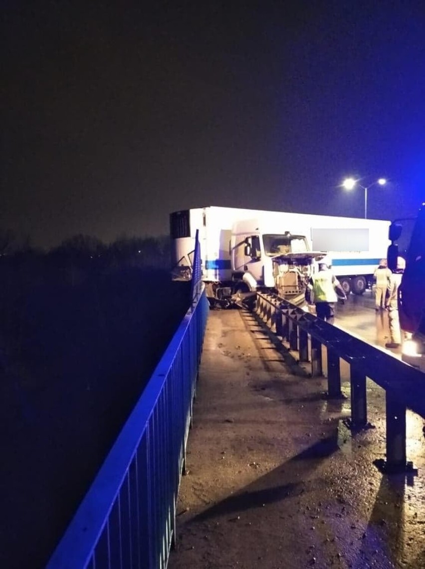 Wypadek w Świętochłowicach. Na wiadukcie na DW 902 samochód ciężarowy uderzył w barierki