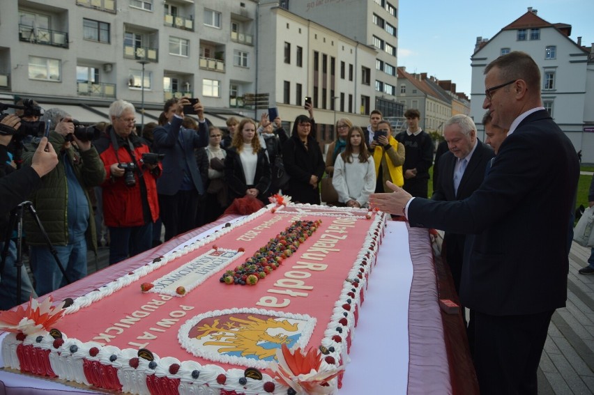 Gigantyczny tort dla opolan z okazji 90-lecia Znaku Rodła. We wtorek NBP wypuści okolicznościową monetę