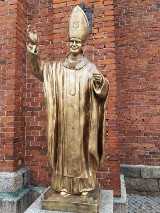 Pomnik Jana Pawła II w Barwicach uszkodzony przez wandali 