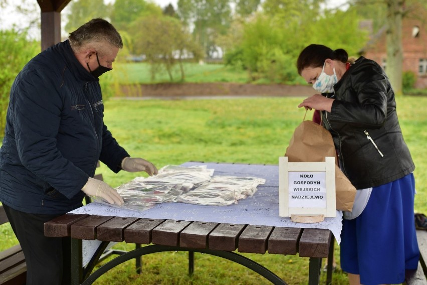 Gmina Czarne/Człuchów. Koła Gospodyń Wiejskich przekazały maseczki ochronne dla ARiMR oraz Ochotniczym Strażom Pożarnym