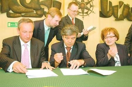 Wczoraj w Stoczni Gdynia SA podpisano umowę z Bankiem...