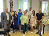 W Skarżysku-Kamiennej powstało Centrum Integracji Międzypokoleniowej. Starosta Artur Berus odwiedził nową siedzibę i przekazał prezent