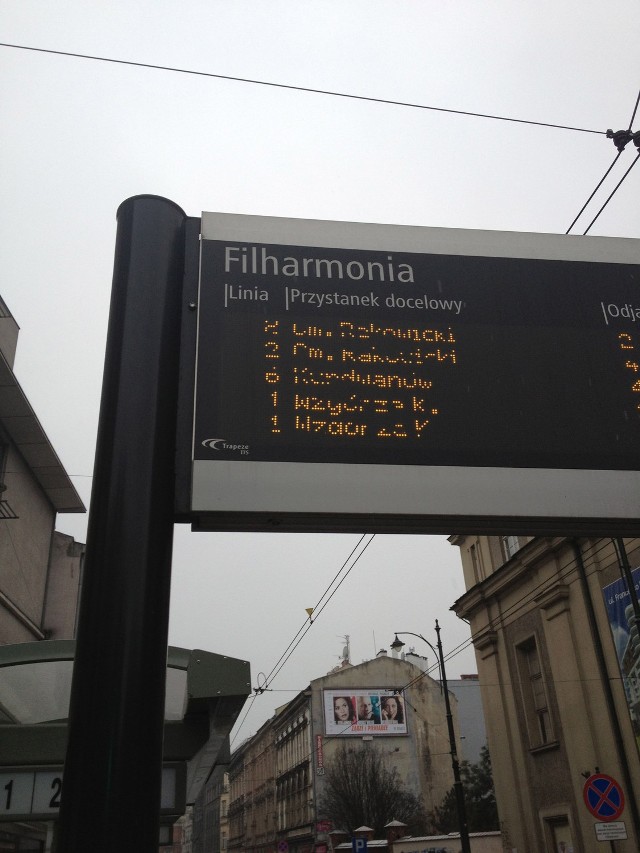 Elektroniczny wyświetlacz na przystanku Filharmonia często wprowadza w błąd pasażerów