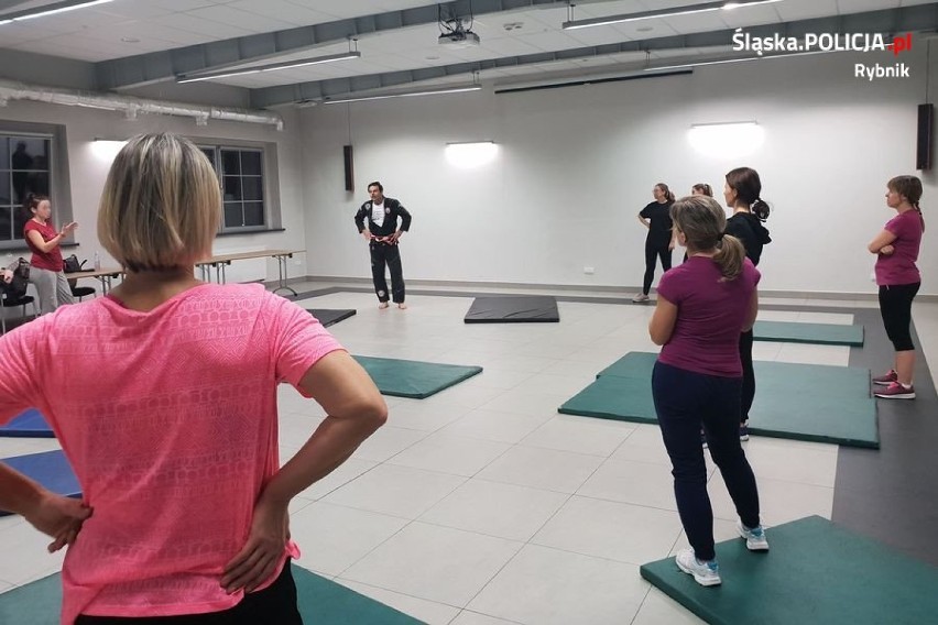 Samoobrona dla kobiet w Rybniku pod czujnym okiem policjanta i trenera kadry narodowej ju jitsu