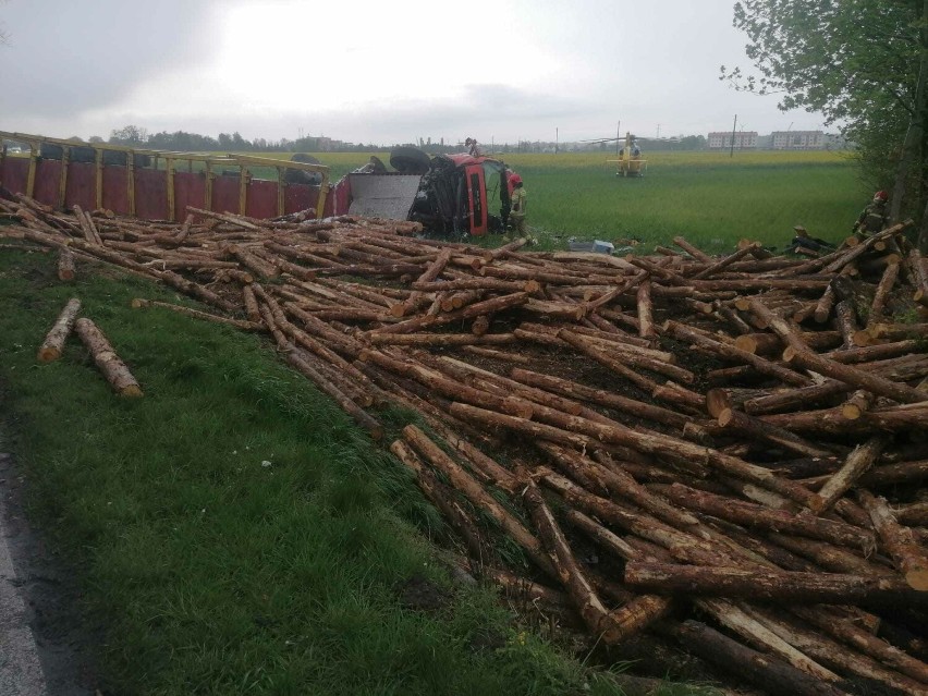 Wypadek drogowy z udziałem osobówki, w którym znajdowało się dziecko oraz samochodu ciężarowego w Rogoźnie! Lądował śmigłowiec LPR