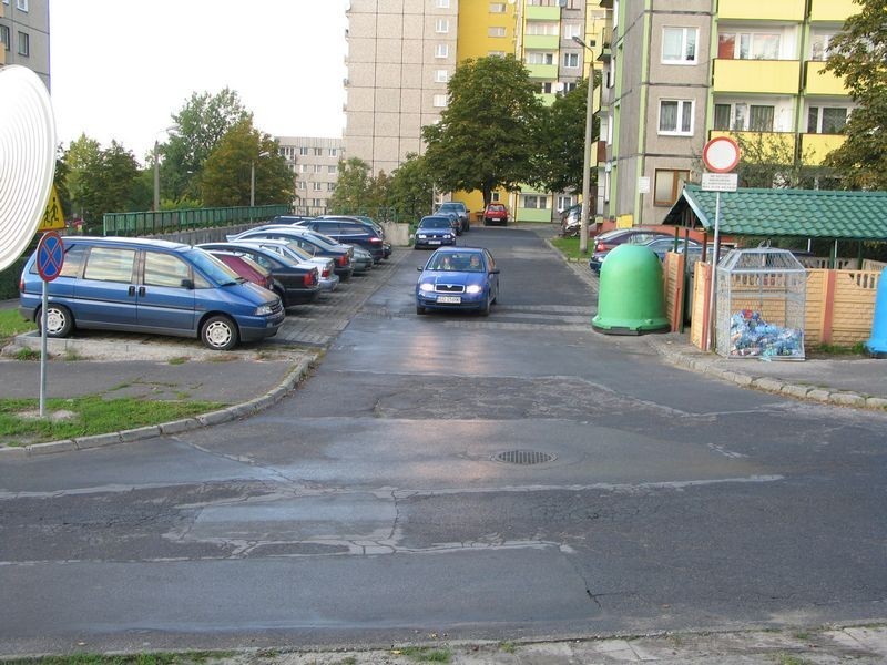 Dąbrowa Górnicza: Trudno wjechać na ul. Dąbrowskiego, bo kierowcy źle parkują