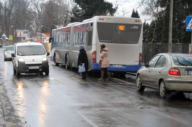 Piesi często wyglądają tutaj w połowie przejścia zza autobusu