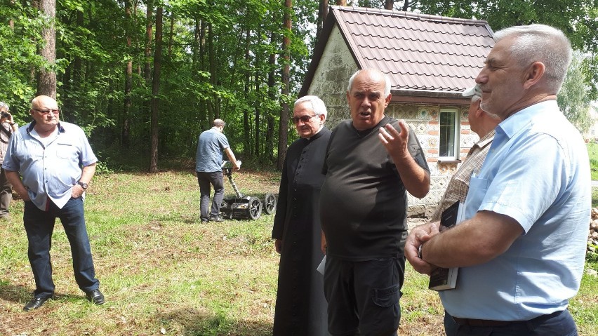 Ekipa programu "Było... nie minęło" w gminie Kiełczygłów. Szukano mogiły powstańca [FOTO]