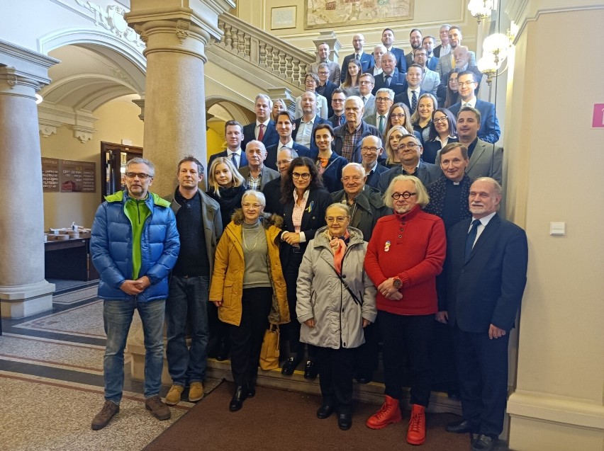 Pamiątkowe zdjęcie uczestników uroczystości odsłonięcia...