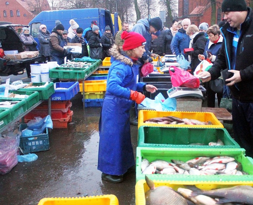 Takie są ceny karpia i innych ryb przed Bożym Narodzeniem 2022 na Targowisku Miejskim w Inowrocławiu [22.12.2022]