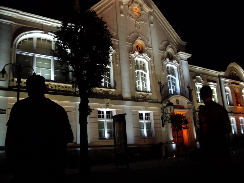 Człuchów. Pokaz iluminacji ratusza, poczty i wieży ciśnień