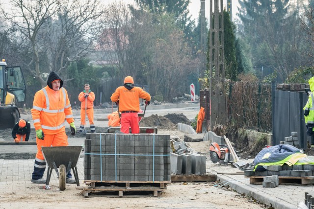 Trwa remont jednej w ważniejszych ulic na Czyżkówku. Siedlecka, to gruntówka, która jest utwardzana w ramach wieloletniego planu, który obowiązuje od tego roku. Roboty rozpoczęły się pod koniec lipca.  

Obejmują odcinek od ulicy Karolewskiej do Pileckiego, gdzie powstanie kostka brukowa. Na placu budowy pozostało jeszcze wiele do zrobienia. Na razie wybudowano tylko krótki, 200-metrowy fragment. Jeśli wykonawca (firma Strabag) nie dotrzyma terminu zakończenia prac, Zarząd Dróg Miejskich i Komunikacji Publicznej będzie musiał wyciągnąć konsekwencje.  Dodatkowo wraz z tym zadaniem zaplanowano budowę krótkiego odcinka (119 metrów) ul. Świekatowskiej od ul. Nad Torem  do Siedleckiej oraz budowę sygnalizacji przy ul. Nad Torem, Świekatowskiej i Orliczej.

(MM), (MP)