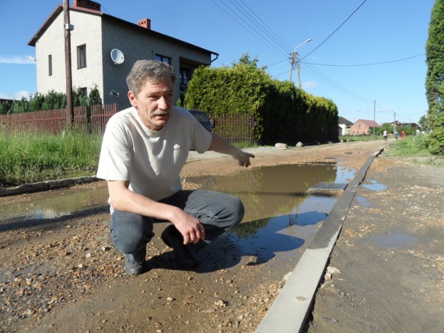 Trzy lata mamy rozkopaną drogę pod domami - mówili nam jeszcze rok temu mieszkańcy ul. Wolności. Na zdj. Krzysztof Ciżmowski z ul. Wyzwolenia