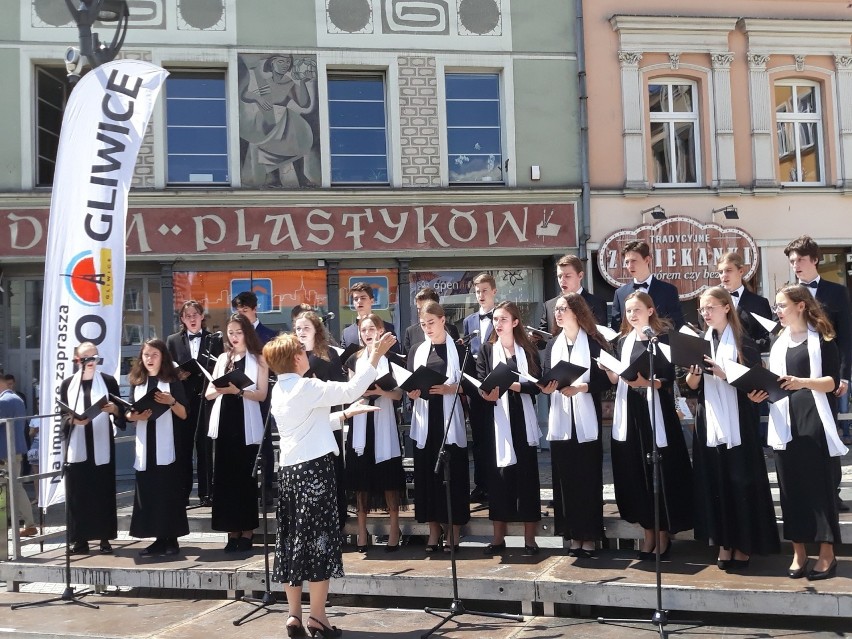 Piknik wolności w Gliwicach. Wspólne śpiewanie hymnu i... Menu wolności na 1989 pierogów