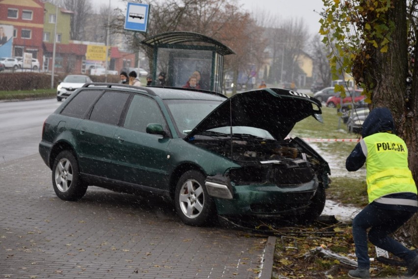 Samochód wjechał w ludzi stojących na chodniku w Starogardzie Gdańskim ZDJĘCIA