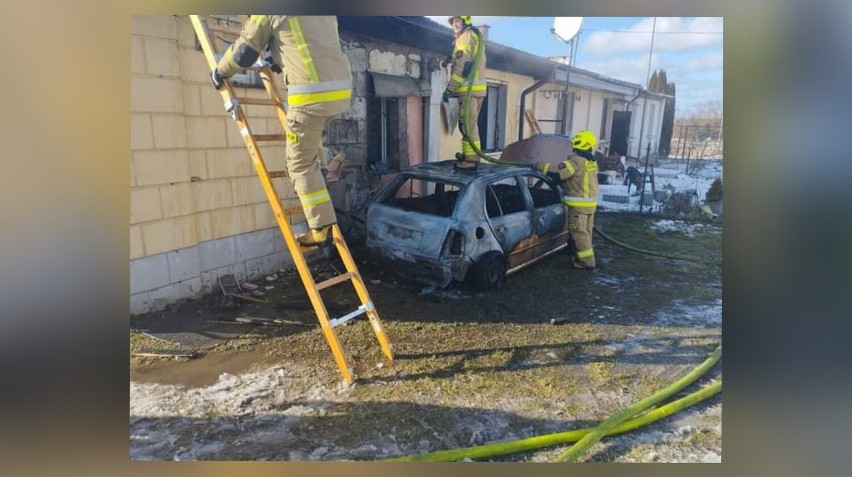 Pożar samochodu i domu w Płaczewie (gmina Gniewino)