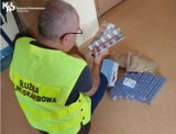 Nielegalny towar na targowisku w Człuchowie. "Lewy" tytoń bez polskich znaków akcyzy znaleziony w sklepie … odzieżowym  