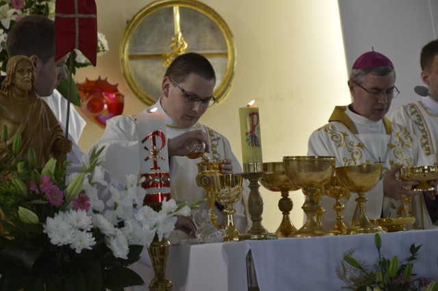 Mariusz Bilski nowo wyświęcony diakon z biskupem Janem Wątrobą  podczas sprawowania Eucharystii.