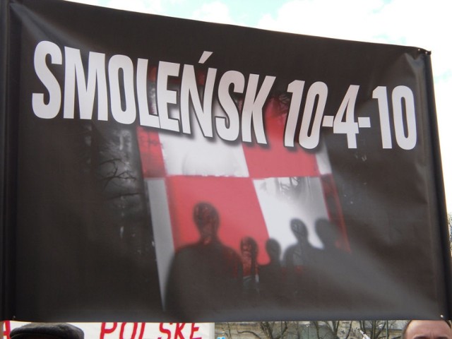 Transparent podczas demonstracji w rocznicę katastrofy smoleńskiej