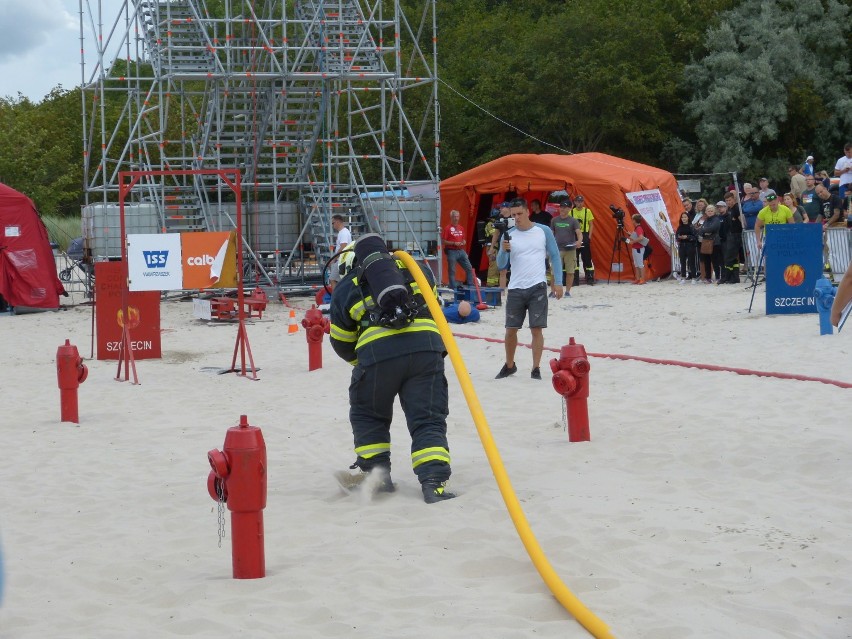 Najtrudniejsze zawody strażackie - Toughest Firefighter Challenge po raz pierwszy na piasku [galeria]