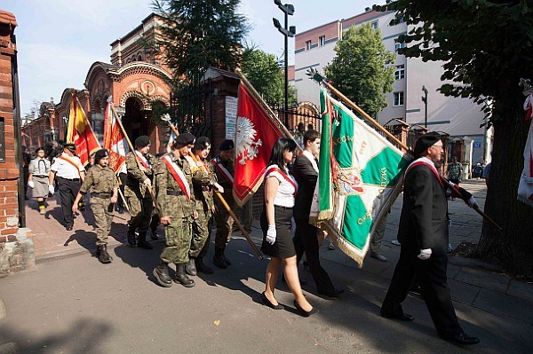 Uczestnicy uroczystości zatrzymali się tam przed mogiłą gen. bryg. Edwarda Franciszka Pfeiffera, pseudonim &#8222;Radwan&#8221;., Mieli okazję wysłuchać biogramów powstańców spoczywających na łódzkich cmentarzach (płk. dypl. Józefa Szostaka - ps. &#8222;Filip&#8221;, płk. Konstantego Kułagowskiego, Wiktora Matulewicza - ps. &#8222;Luxor&#8221; oraz harcerek - Marii i Jadwigi Wocalewskich i Barbary Marty Nazdrowiczówny - ps. &#8222;Wiewiórka&#8221;).